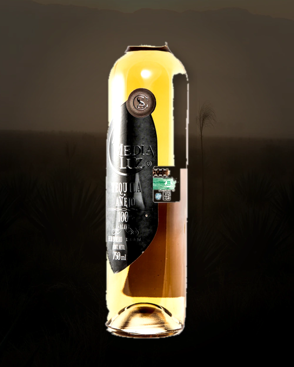 A Media Luz Añejo bottle