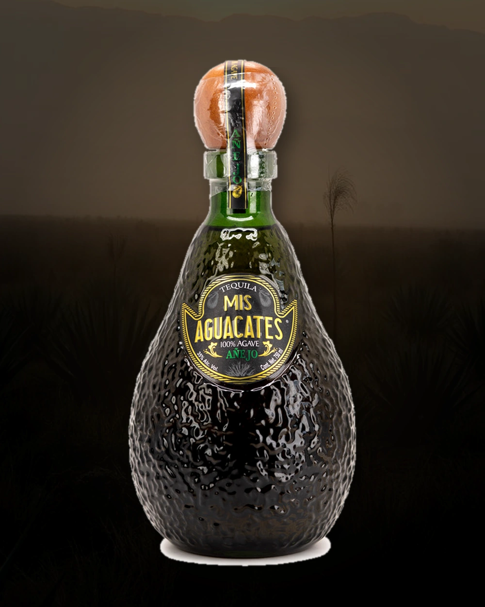 Mis Aguacates Añejo bottle
