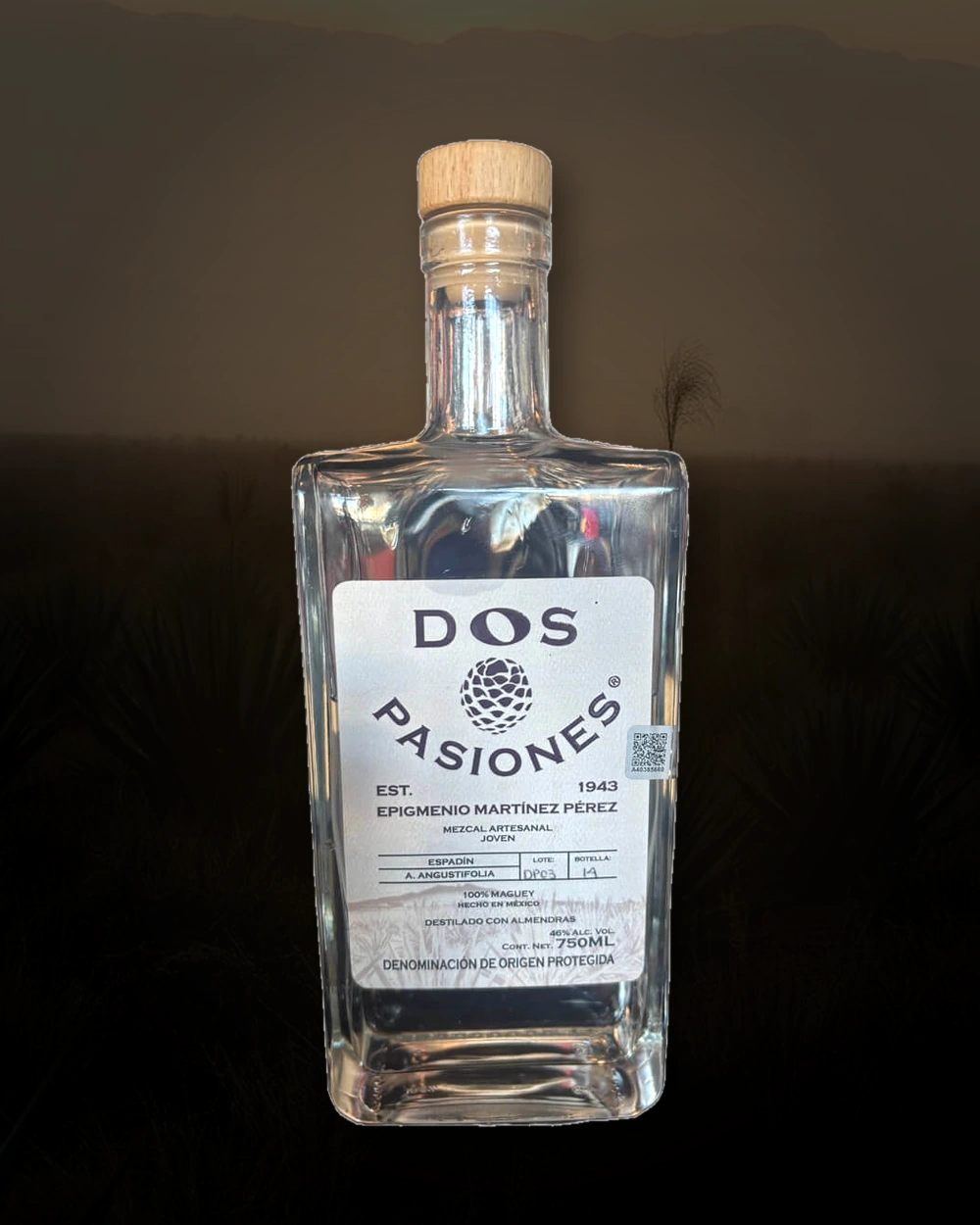 Dos Pasiones Destilado con Almendras bottle
